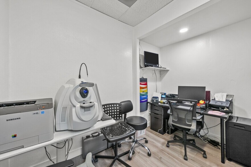 More Photos Of 516 W Lancaster Blvd, Lancaster Freestanding For Lease