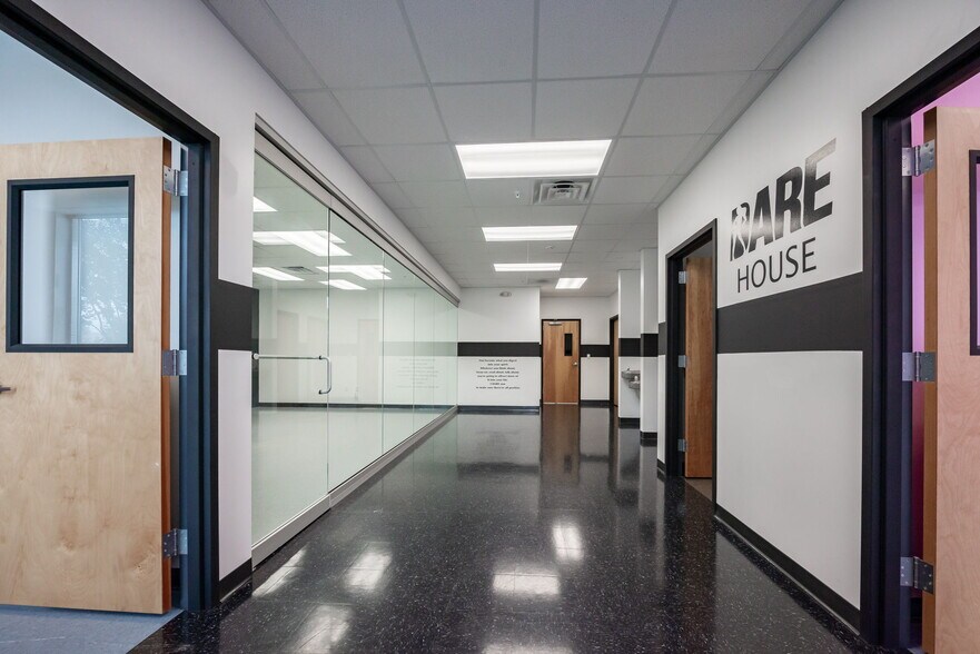 More Photos Of 112 Patriot Dr, Middletown Unknown For Lease