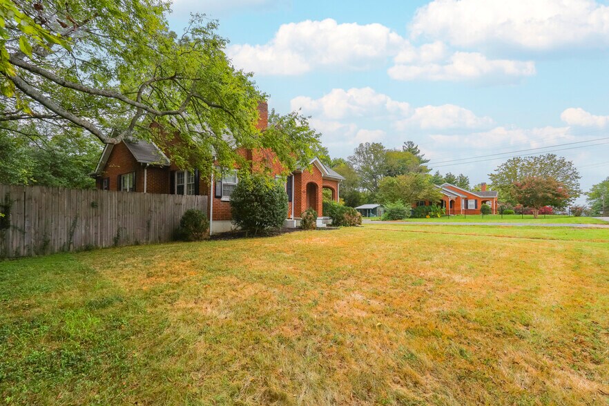 More Photos Of 103 Bass Dr, Columbia Flex For Sale