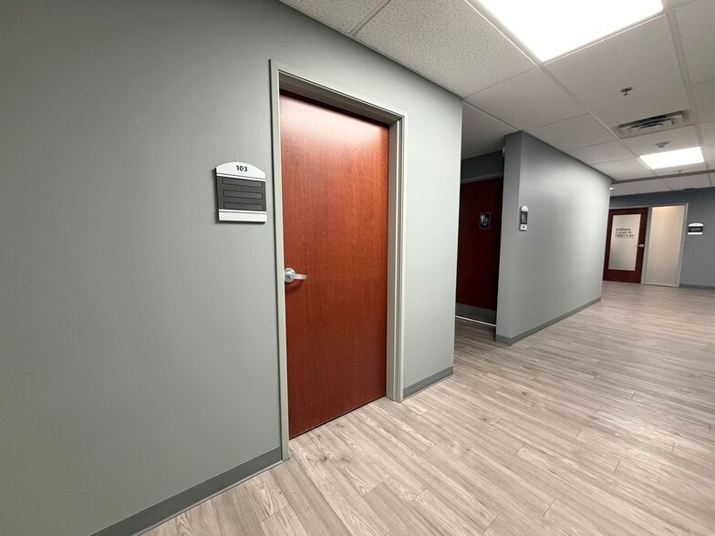 More Photos Of 10412 Allisonville Rd, Fishers Office For Sale