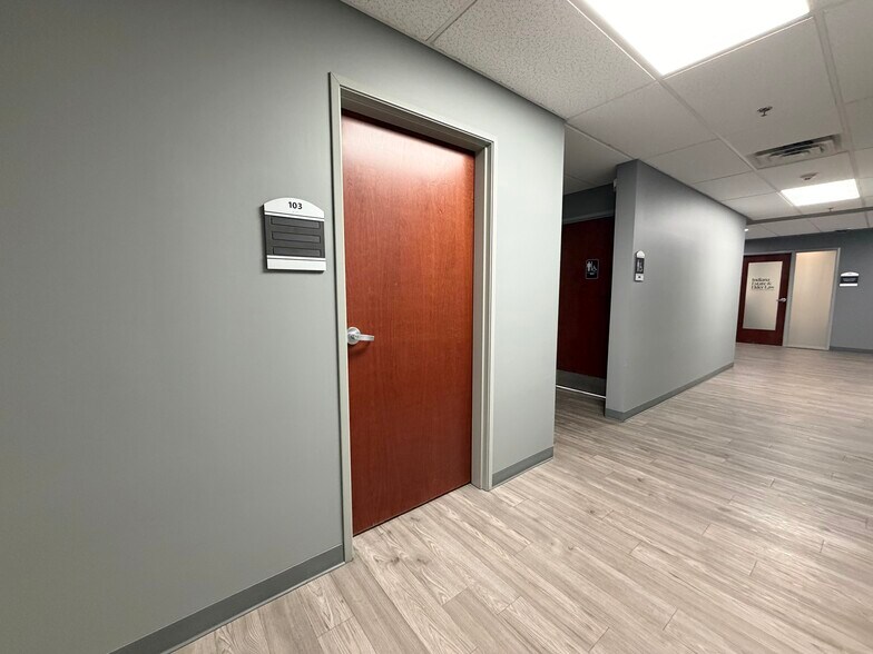 More Photos Of 10412 Allisonville Rd, Fishers Office For Sale