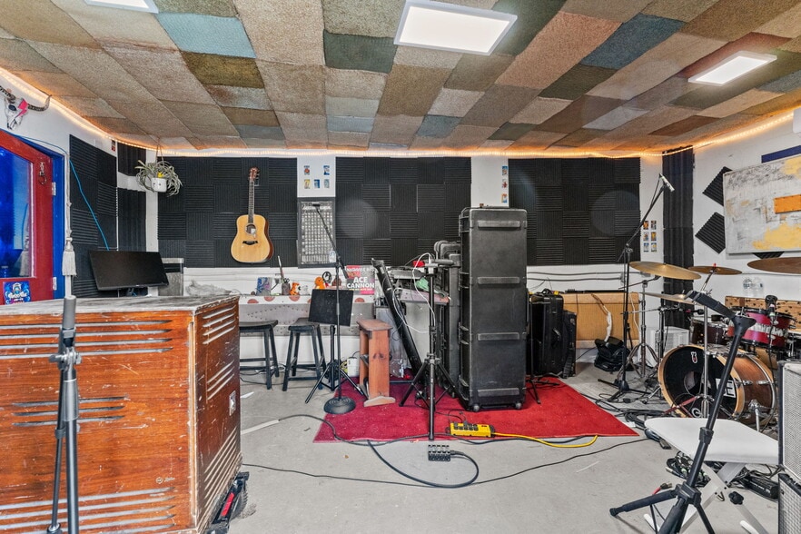 More Photos Of 701 49th St S, Gulfport Freestanding For Sale