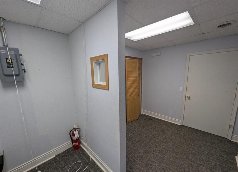 More Photos Of 105 N Parkway Dr, Pekin Office For Lease