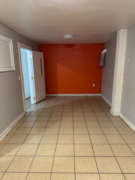 More Photos Of 1031-1039 Bandera Rd, San Antonio Storefront For Sale