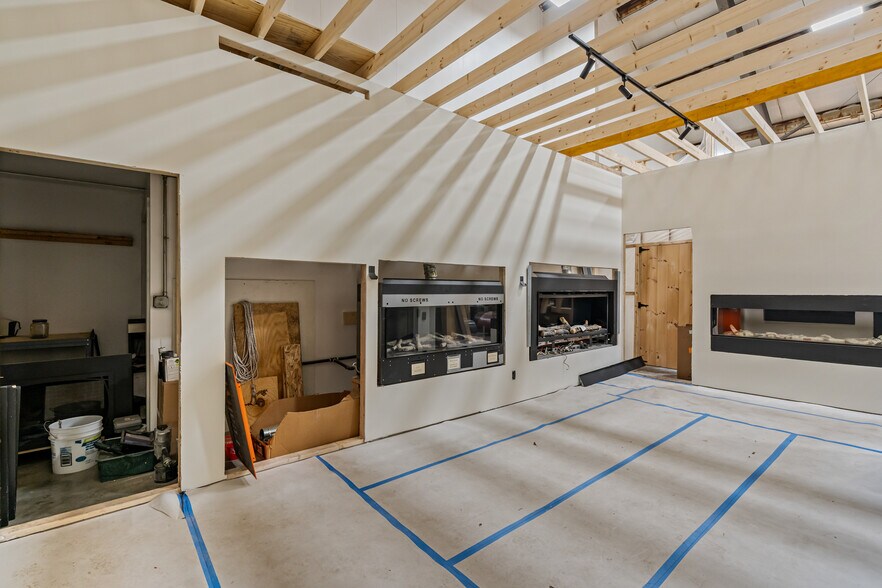 More Photos Of 1960 E Main Rd, Portsmouth Freestanding For Sale