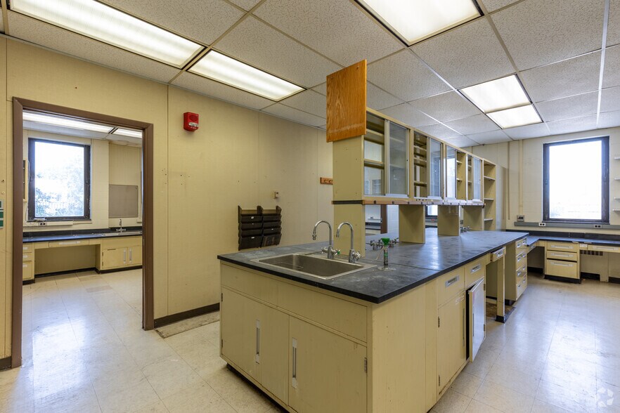 More Photos Of 110 E Warren Ave, Detroit Medical For Lease