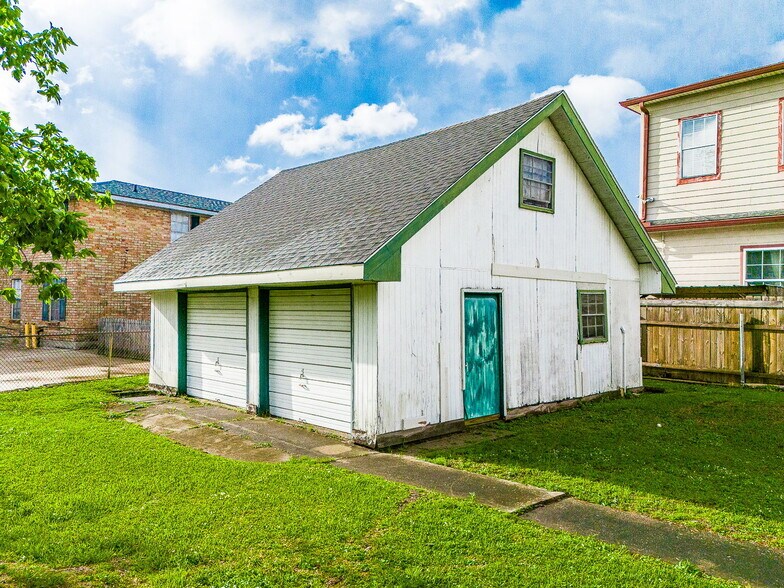 More Photos Of 2800 Lake Villa Dr, Metairie Flex For Sale