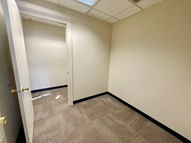 More Photos Of 120 16 1/2 St, Rock Island Office For Sale