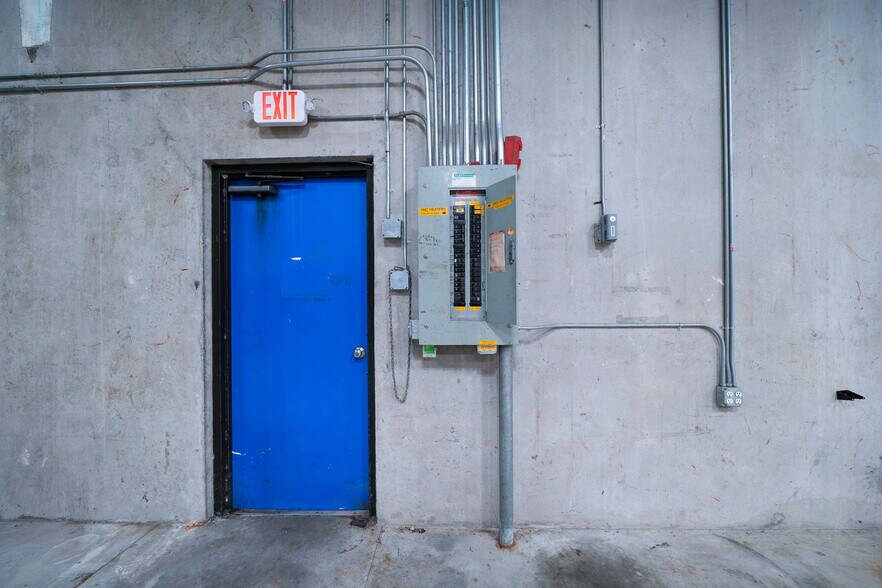 More Photos Of 1555-1557 SE Crystal Lake Dr, Corvallis Warehouse For Lease