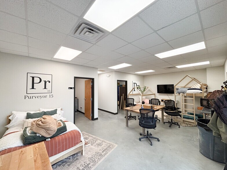 More Photos Of 4173 N 20th St, Ozark Warehouse For Lease