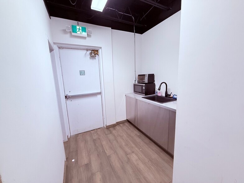 More Photos Of 391 Bank St, Ottawa Storefront Retail Office For Sale