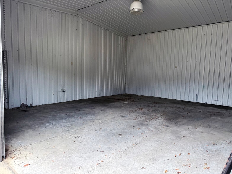 More Photos Of 378 Eastland Rd, Dothan Distribution For Sale