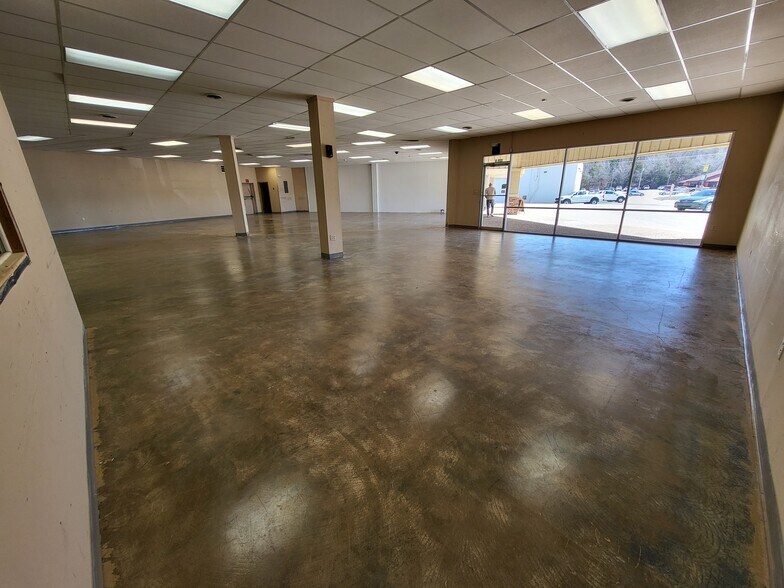 More Photos Of 1090 S Neosho Blvd, Neosho Unknown For Lease