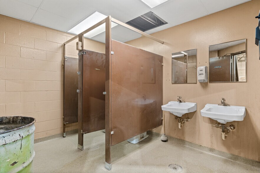 More Photos Of 1641 Crystal Ave, Kansas City Warehouse For Sale