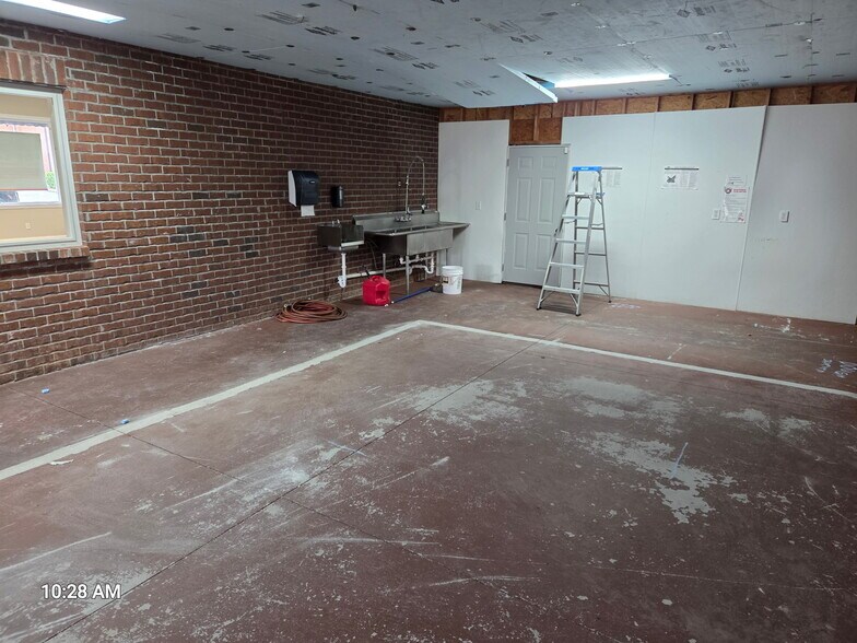 More Photos Of 700 Grove St, Loudon Office For Sale