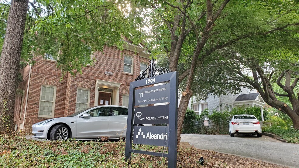 More Photos Of 1704 East Blvd, Charlotte Office For Lease