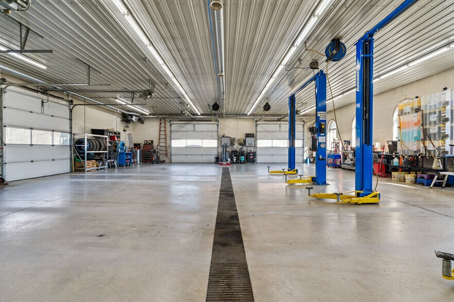 More Photos Of 702 Short St, Decorah Office For Sale