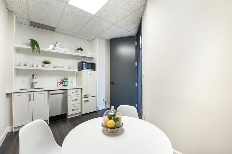 More Photos Of 2155 Dunwin Dr, Mississauga Office Residential For Sale