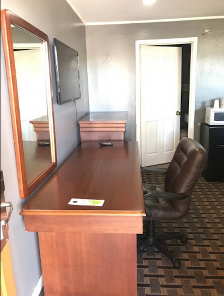 More Photos Of 3108 S Center St, Marshalltown Hotel For Sale