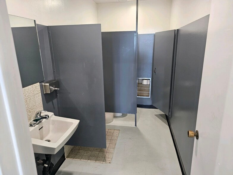 More Photos Of 11944 Valerio St, North Hollywood Warehouse For Lease
