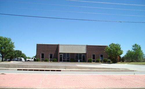 More Photos Of 2800 S Kelly Ave, Edmond Showroom For Lease