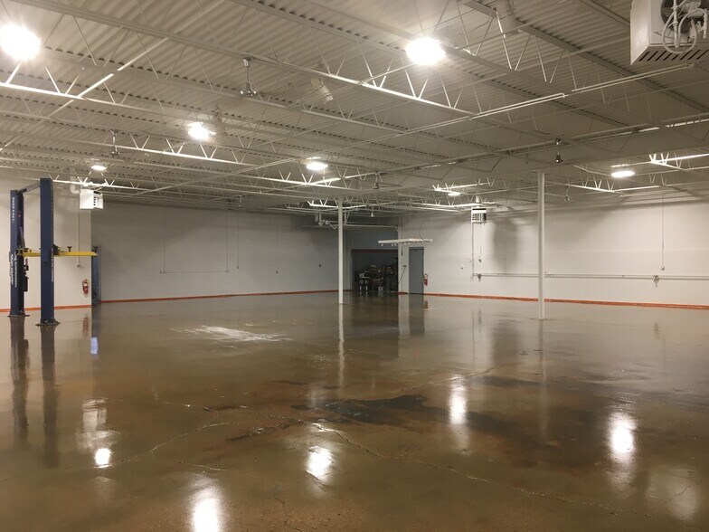 More Photos Of 734 Garden Rd, Columbus Showroom For Lease