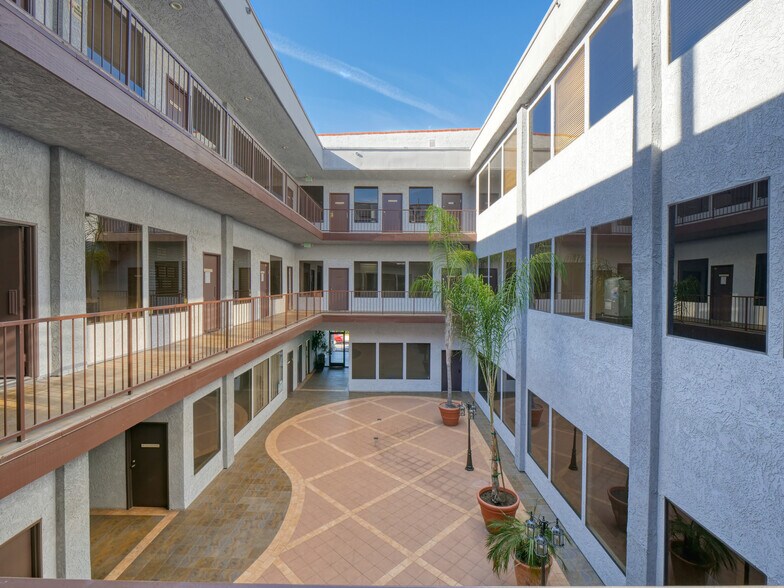 More Photos Of 5530 Corbin Ave, Tarzana Office For Lease