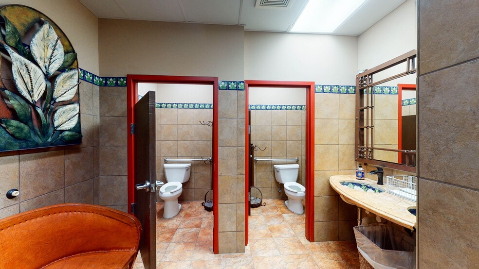 More Photos Of 4207 Oakwood Hills Pkwy, Eau Claire Restaurant For Sale