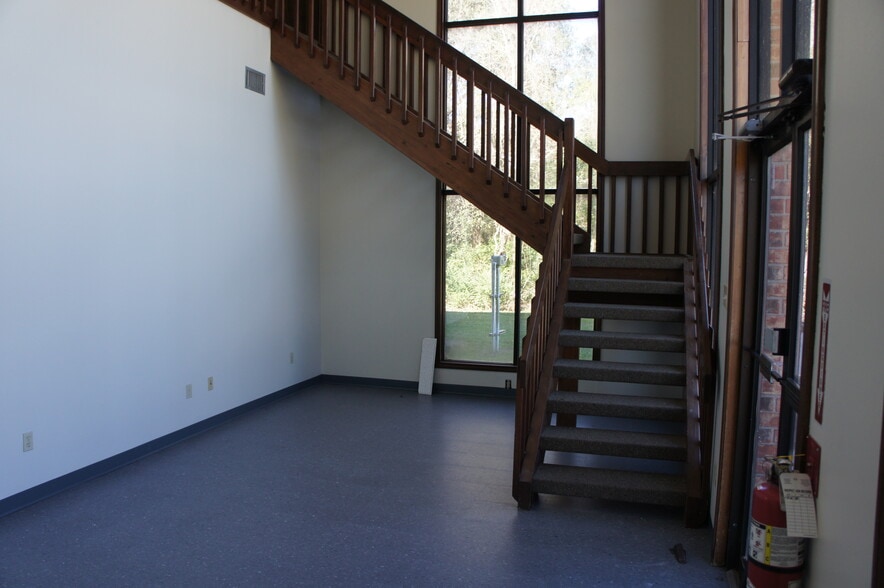 More Photos Of 3505 W Admiral Doyle Dr, New Iberia Flex For Lease