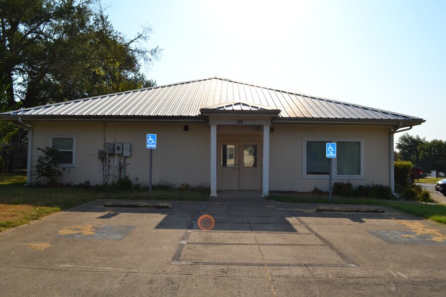 More Photos Of 112 N Lee Dr, Gladewater Office For Sale