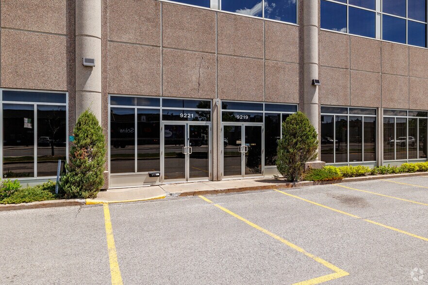 More Photos Of 9175-9225 Boul Langelier, Montréal Warehouse For Lease