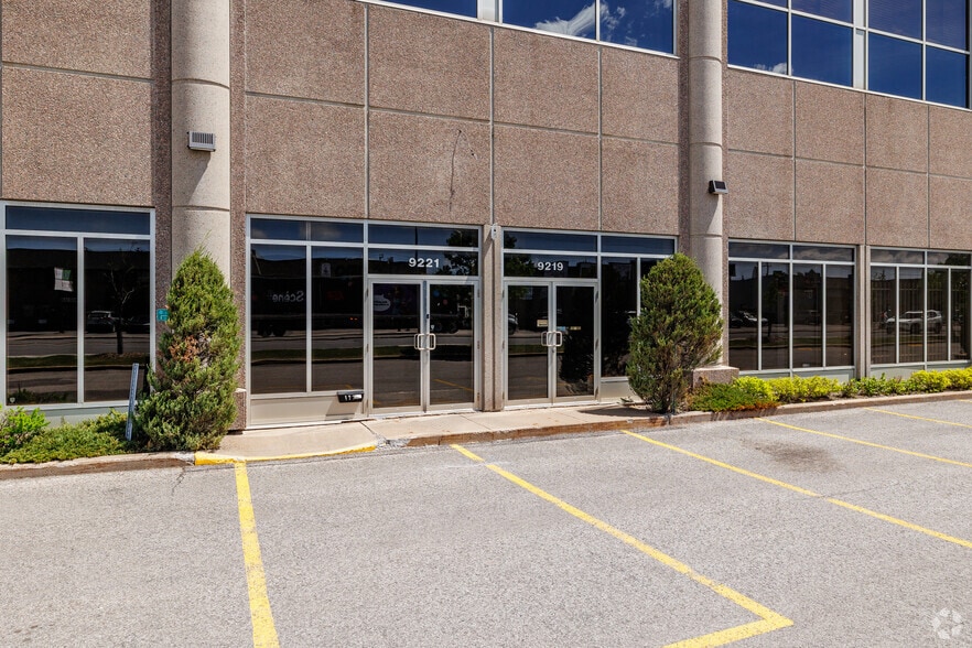 More Photos Of 9175-9225 Boul Langelier, Montréal Warehouse For Lease