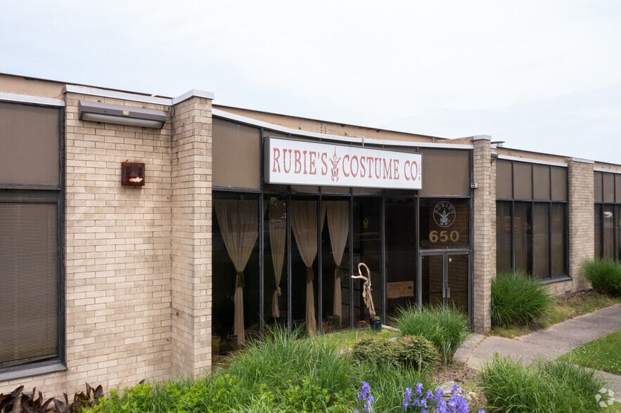 More Photos Of 650 Cantiague Rock Rd, Jericho Warehouse For Lease