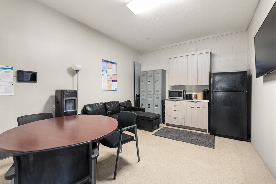 More Photos Of 1299 W State Rd, Pleasant Grove Veterinarian Kennel For Sale