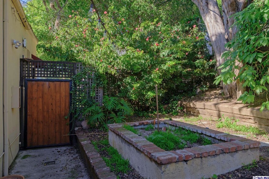 More Photos Of 3201 Hamilton Way, Los Angeles Apartments For Sale