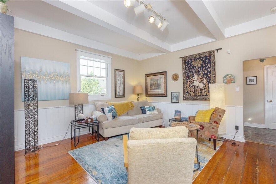 More Photos Of 50 Wellington St E, Aurora Office Residential For Sale