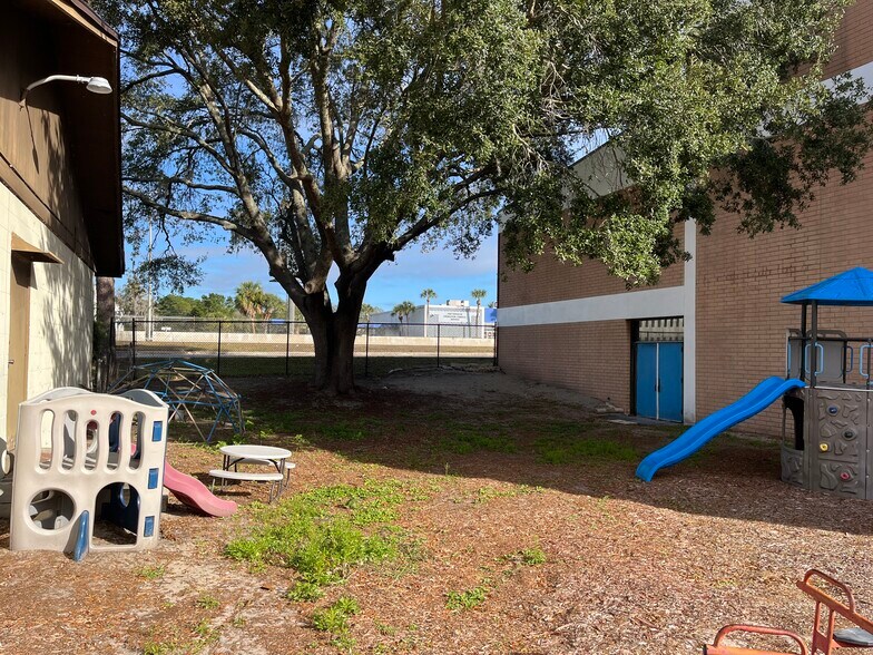 More Photos Of 6612 Arlington Expy, Jacksonville Schools For Lease