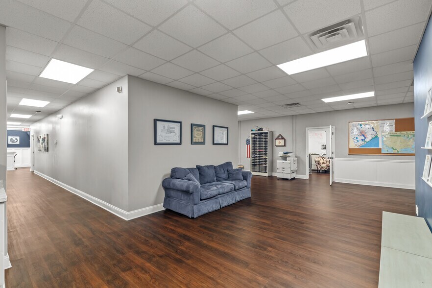 More Photos Of 1923 Lejeune Blvd, Jacksonville Office For Sale