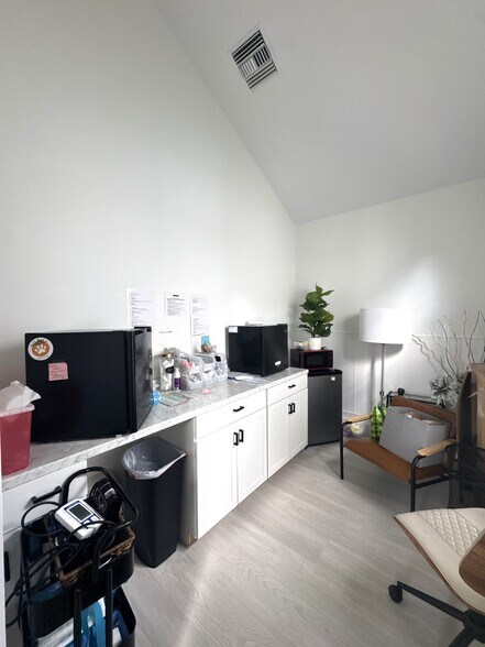 More Photos Of 717-719 Broadway, Dunedin Freestanding For Lease