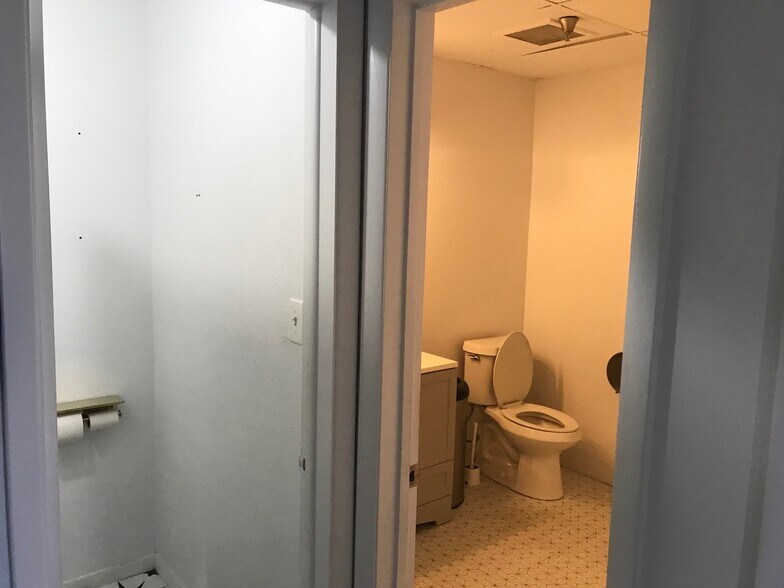 More Photos Of 1016 W Church St, Orlando Showroom For Lease