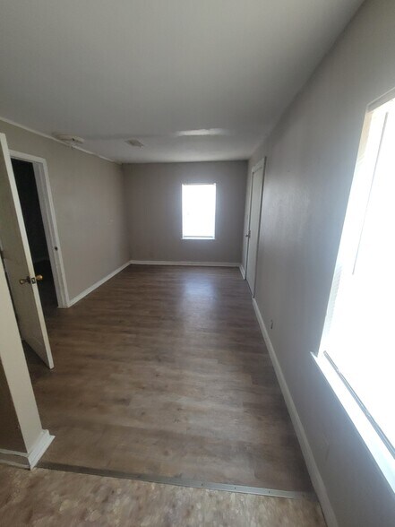 More Photos Of 106 E North Ave, Lampasas Loft Creative Space For Sale