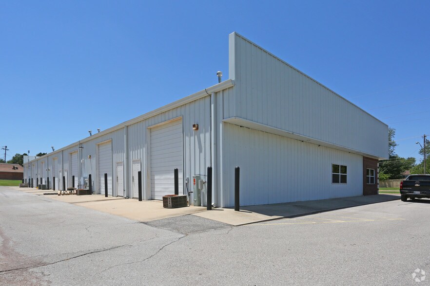 More Photos Of 2350 S Midwest Blvd, Oklahoma City Light Manufacturing For Lease