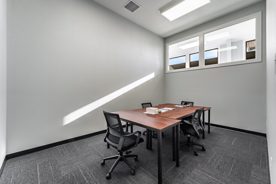More Photos Of 140 Southwinds Rd, Farmington Storefront Retail Office For Lease