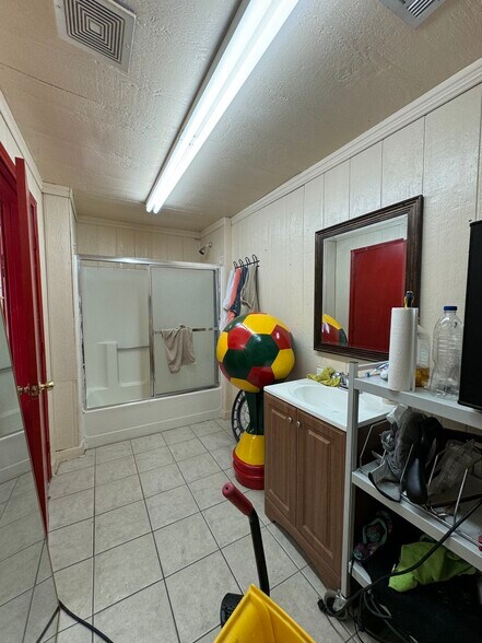 More Photos Of 250 Lavon Dr, Garland Industrial For Sale