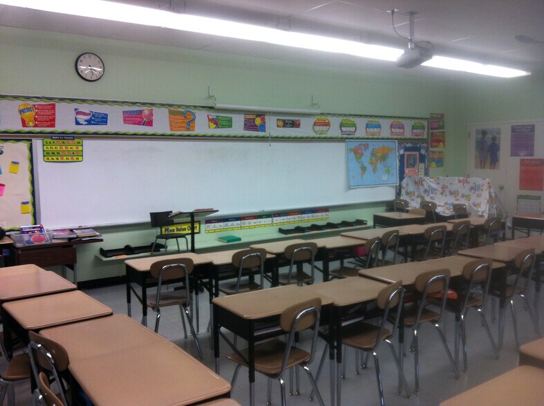 More Photos Of 801 N Dupont Hwy, New Castle Schools For Sale