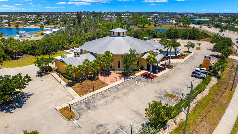More Photos Of 17650 San Carlos Blvd, Fort Myers Supermarket For Sale