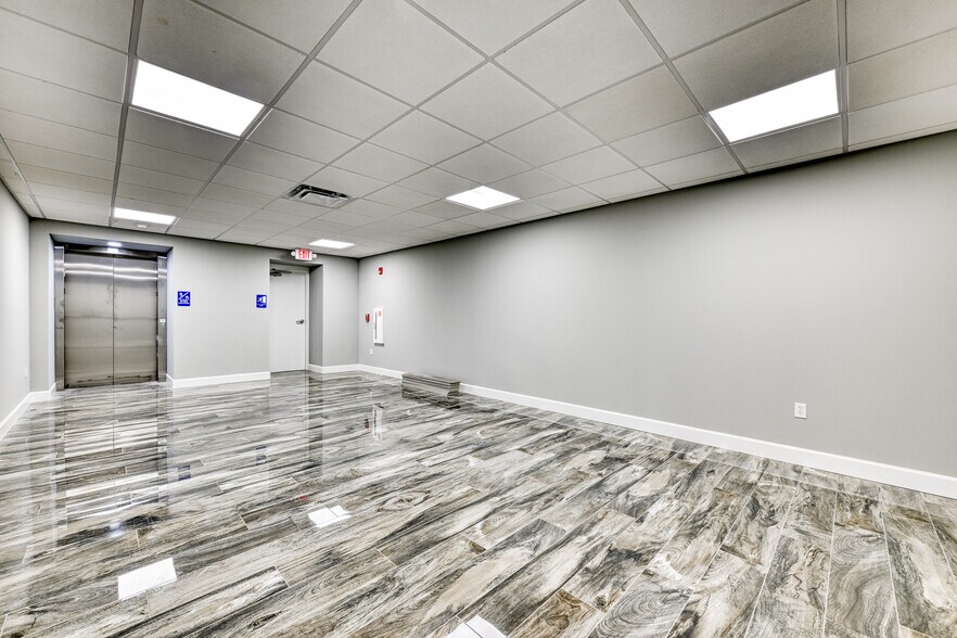 More Photos Of 8282 Western Way Cir, Jacksonville Warehouse For Lease