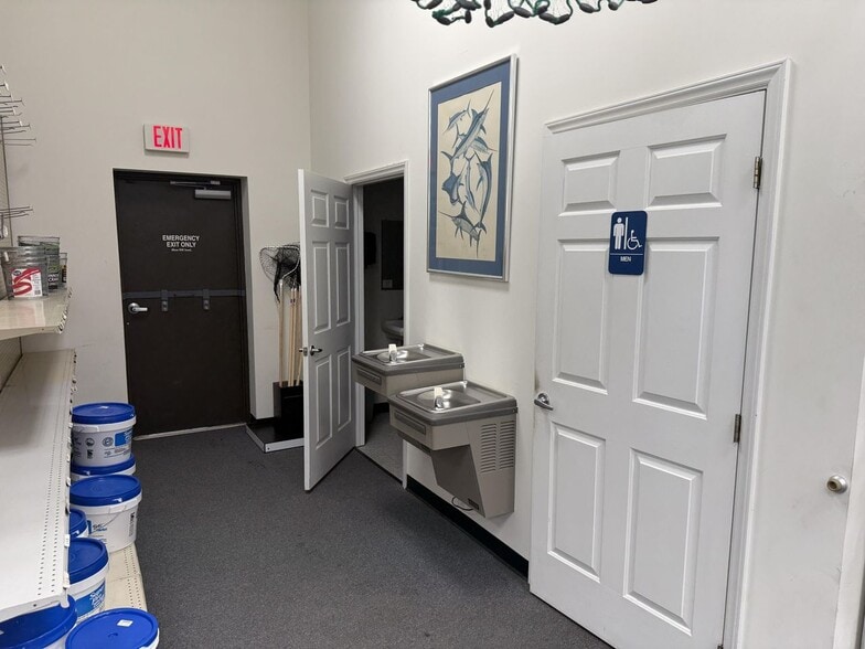 More Photos Of 215 Old Eastwood Rd, Wilmington Freestanding For Lease