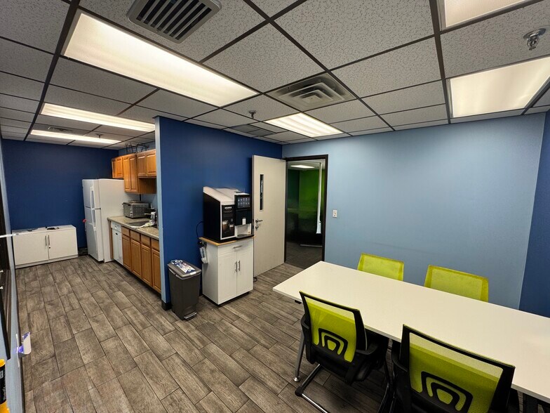 More Photos Of 10100 Crosstown Cir, Eden Prairie Warehouse For Sale