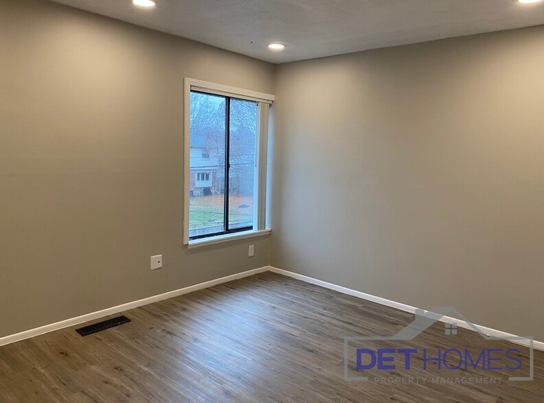 More Photos Of 17200 W 10 Mile Rd, Southfield Office For Lease